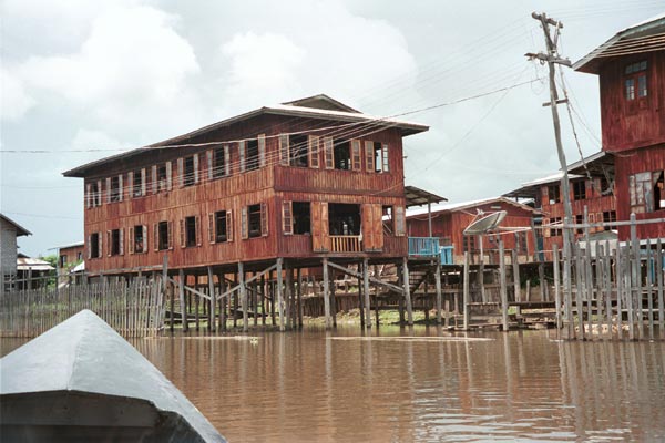 Jpeg 51K 9809O27 Weaving mill at Innbawkon (Inpawkhon) on Lake Inle, Shan State. 83 women were employed there in September 1998 producing complex, multi-colour silk ikat woven lengths.