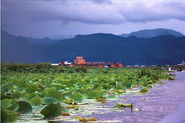 Jpeg 64K 9809P21 After the storm has passed on Lake Inle, Shan State.