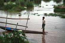 to Jpeg 42K 9809P26  Intha boatman in the evening on Lake Inle, Shan State.