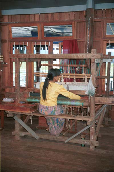 Jpeg 39K 9809Q28 Weaving on Lake Inle, Shan State.