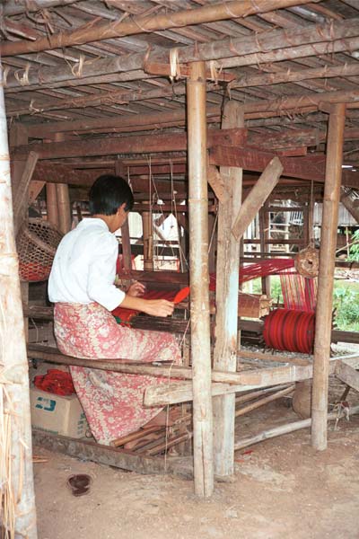 Jpeg 50 K 9809R03 Weaving Shan bags under a house off a waterway at the back of the floating market at Ywa-ma- Lake Inle, Shan State. 