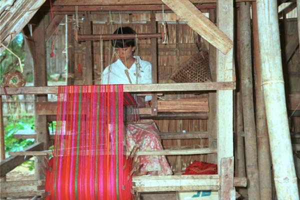 Jpeg 45K 9809R06 Weaving Shan bags under a house off a waterway at the back of the floating market at Ywa-ma- Lake Inle, Shan State.