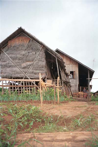 Jpeg 39K  9809R08 A house off a waterway at the back of the floating market at Ywa-ma - Lake Inle, Shan State. The clicking of shuttles could be heard from the looms set up in the house.