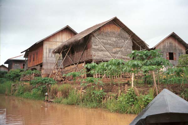 Jpeg 38K 9809R09 Intha houses near Ywama (with weaving looms under the house) Lake Inle, Shan State. 