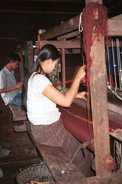 Jpeg 36K 9809R10 Weaving cloth for monks' clothing in a house off a waterway at the back of the floating market at Ywa-ma- Lake Inle, Shan State.