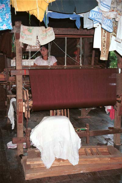 Jpeg 39K 9809R12 Weaving cloth for monks' clothing in a house off a waterway at the back of the floating market at Ywa-ma- Lake Inle, Shan State.