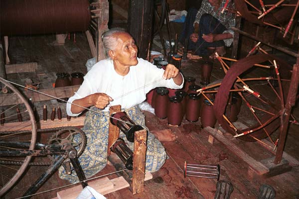 Jpeg 46K 9809R14 Winding the spools for weaving cloth for monks' clothing in a house off a waterway at the back of the floating market at Ywa-ma- Lake Inle, Shan State.