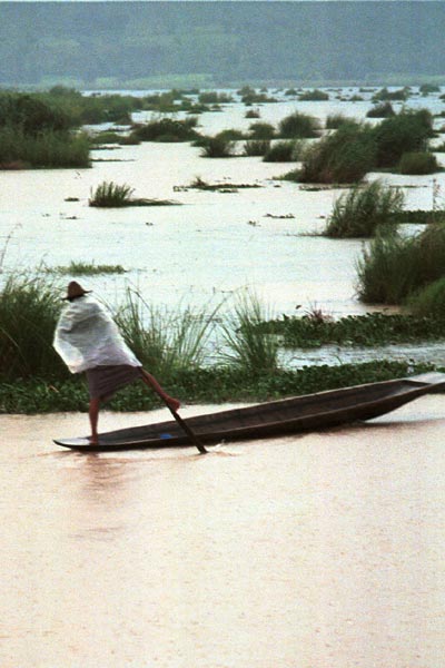 Jpeg 45K 9809R20  Intha boatman leg-rowing in the evening rain, Lake Inle, Shan State.