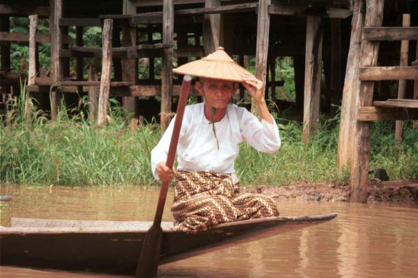 Jpeg 45K 9809R27 Elderly lady at the floating market at Ywama, Lake Inle, Shan State. 