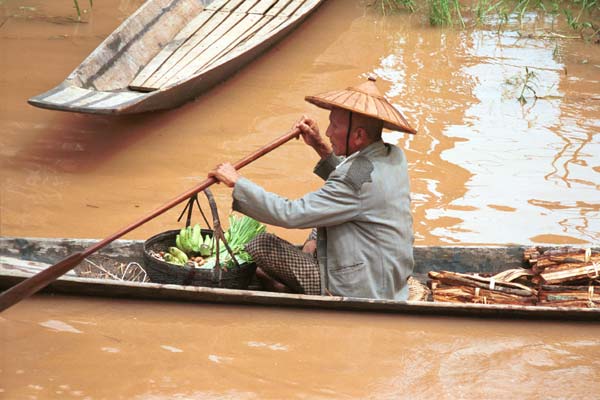 Jpeg 41K 9809R29 Produce and firewood in the boat at Ywama floating market, Lake Inle, Shan State.