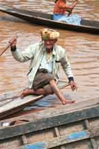 to Jpeg 39K 9809R32 Boatman at Ywama floating market, Lake Inle, Shan State. Note the tatoo on his lower leg.