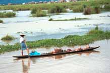 to Jpeg 46K 9809S05 Intha leg-rower on Lake Inle, Shan State.