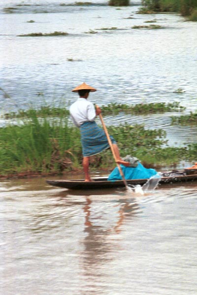 Jpeg 48K 9809S07 Intha leg-rower on Lake Inle, Shan State.