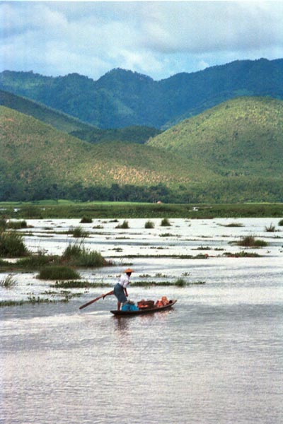 Jpeg 48K 9809S09 Intha leg-rower on Lake Inle, Shan State.