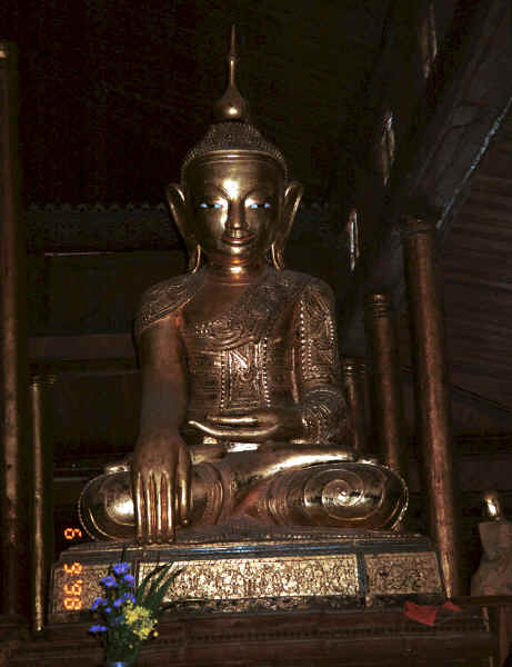 Jpeg 28K Statue of Buddha in the Nga Phe Kyaung monastery, Lake Inle, Shan State, Myanmar 9809Q13.JPG