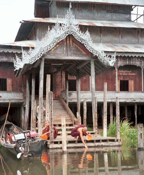 Jpeg 42K Entrance to Nga Phe Kyaung monastery, Lake Inle, Shan State, Myanmar 9809Q23.JPG