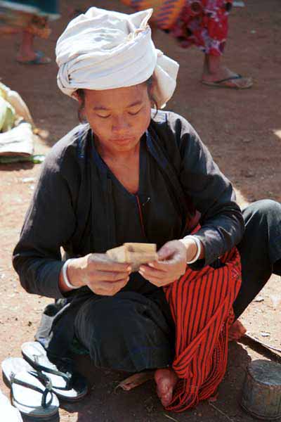 26K Jpeg 9809H32 Pa'O market trader counting her money at the Kalaw 5-day rotating market, Shan State.