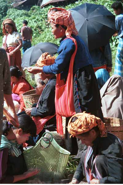 38K Jpeg 9809I14 Pa'O market traders in the Kalaw 5-day rotating market, Shan State. Note the clearly defined red and blue embroidery decoration on the seam of the blouse of the woman standing.