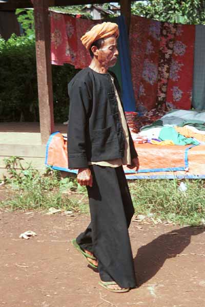 31K Jpeg 9809I25 Pa'O man walking through Kalaw 5-day market showing his loose trousers, Shan style jacket and towelling turban