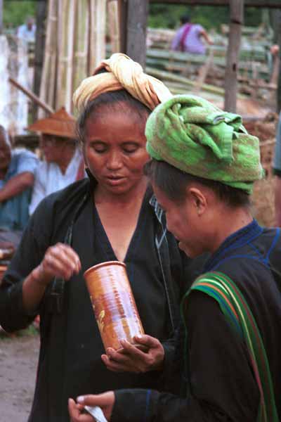22K Jpeg 9809N07 Two Pa'O women examining a pottery jar at Nampan 5-day rotating market, Lake Inle, Shan State