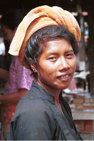 23K Jpeg 9809N22 Pa'O woman at Nampan 5-day rotating market, Lake Inle, Shan State.