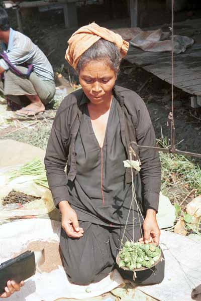 31K Jpeg 9809N26 Pa'O woman weighing out produce for a customer at Nampan 5-day rotating market, Lake Inle, Shan State.