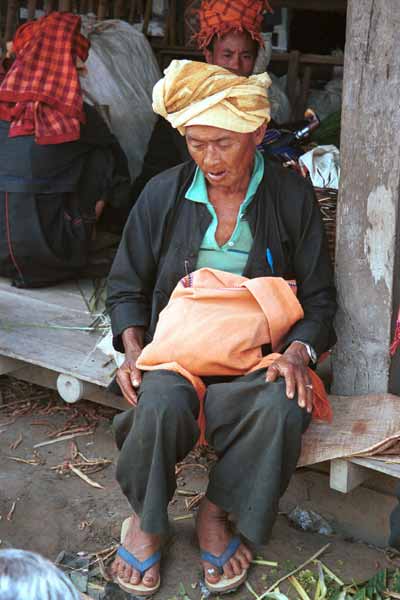 29K Jpeg 9809N30 Pa'O man at Nampan 5-day rotating market, Lake Inle, Shan State