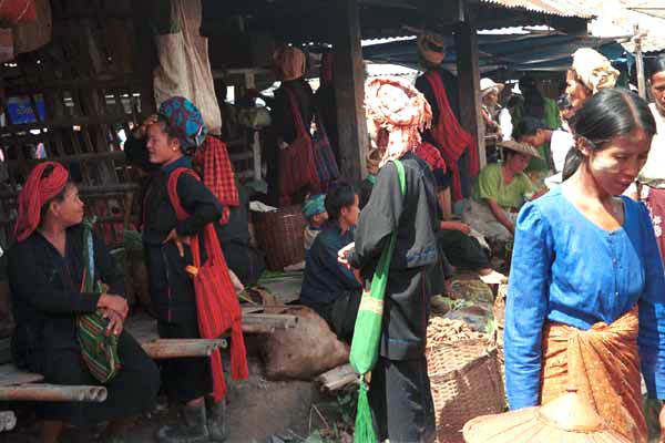 30K Jpeg 9809N33 Pa'O women at Nampan 5-day rotating market, Lake Inle, Shan State