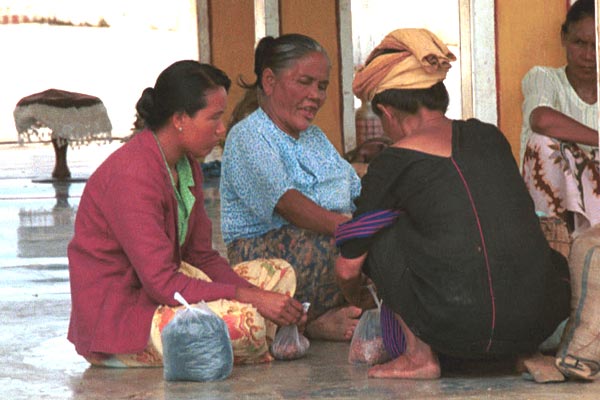 44K Jpeg 9809Q31  Pa'O woman at Phaung Daw U pagoda, Lake Inle, Shan State. This was the only Pa'O woman that I saw wearing her dark blouse without a covering long-sleeved short jacket. Most of the old photos I have seen of the Pa'O show them wearing their blouses and longyi but no jackets.