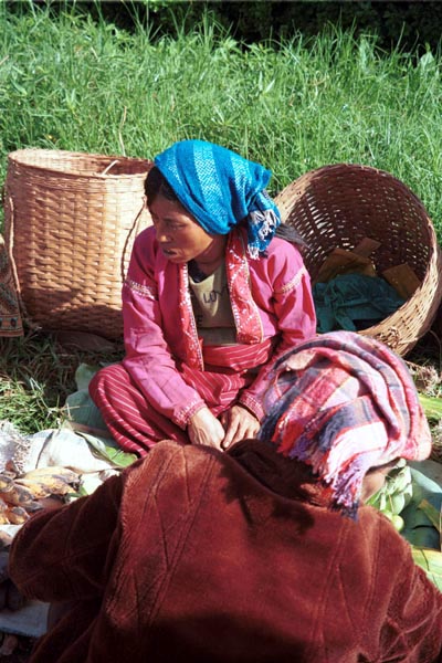 Jpeg 91K Silver Palaung market traders at the rotating five day market in Kalaw, southwestern Shan State