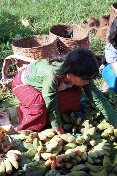 Jpeg 90K Silver Palaung market traders at the rotating five day market in Kalaw, southwestern Shan State