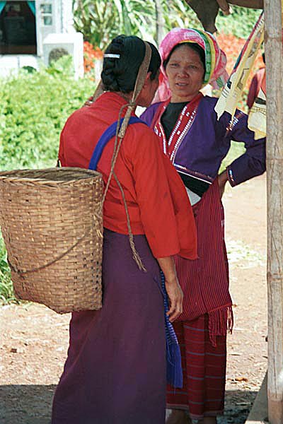 Jpeg 73K Silver Palaung woman talking to another woman (it is not clear what ethnic group she is from) at Kalaw market, Shan State