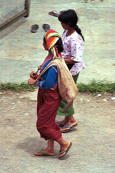 Jpeg 74K Silver Palaung woman coming away from the market in Kalaw. Note her traditional woven bag for produce