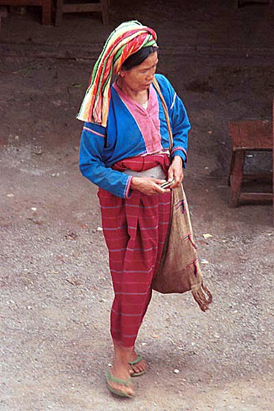 Jpeg 72K Silver Palaung woman coming away from the market in Kalaw. Note her traditional woven bag for produce