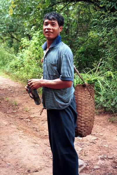 93K Jpeg Silver Palaung man on the track from Pein Ne Bin village near Kalaw, Shan State