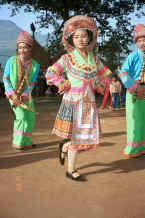 Jpeg 82K Young dance troupe, Da Shu Jia village, Xin Zhou township, Longlin county, Guangxi province 0010h14.jpg