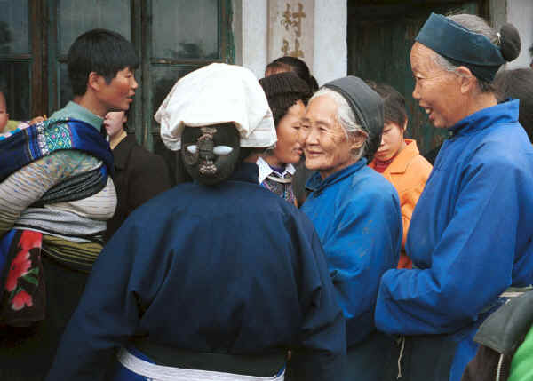 Lao Han old women amongst the Black Miao crowd - Dai Lo village, Shi Zi township, Ping Ba county, Guizhou county 0010za04.jpg