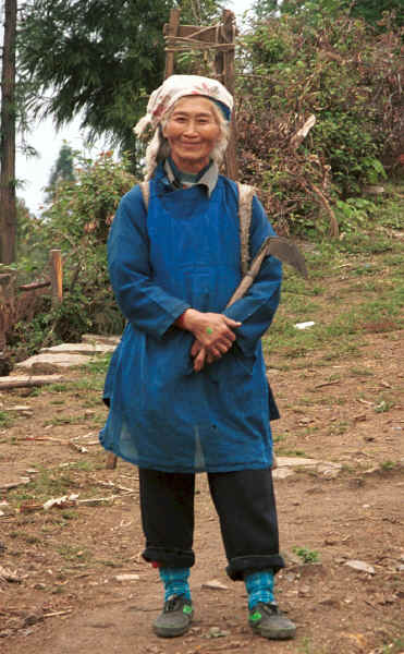 Woman about to set off to work - Dai Lo village, Shi Zi township, Ping Ba county, Guizhou county 0010za13.jpg