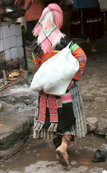 Back view of a Flower Miao woman at De Wo market, De Wo township, Longlin county, Guangxi province 0010f24.jpg