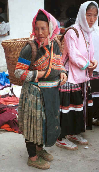 Flower Miao and Side Comb Miao women at the market - De Wo market, De Wo township, Longlin county, Guangxi province 0010f28.jpg