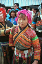 Jpeg 53K Flower Miao woman ready to sell her textiles - De Wo market, De Wo township, Longlin county, Guangxi province 0010F29