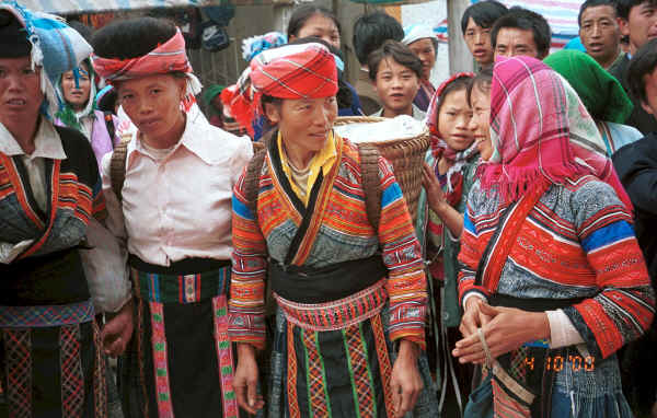 Flower Miao women ready to sell their textiles - De Wo market, De Wo township, Longlin county, Guangxi province 0010f30.jpg