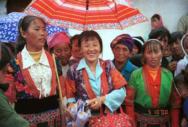Probably Red hat Miao in the rain at De Wo market, De Wo township, Longlin county, Guangxi province 0010g08.jpg