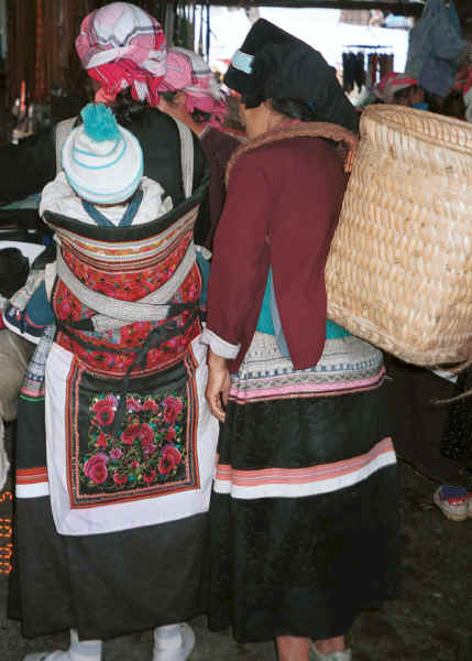 Side Comb women at the market - De Wo market, De Wo township, Longlin county, Guangxi province 0010g15.jpg