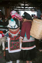 Jpeg 33K Side Comb women at the market - De Wo market, De Wo township, Longlin county, Guangxi province 0010g15.jpg