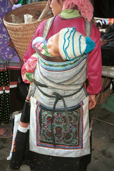 Side comb Miao mother and baby - De Wo market, De Wo township, Longlin county, Guangxi province 0010g16.jpg