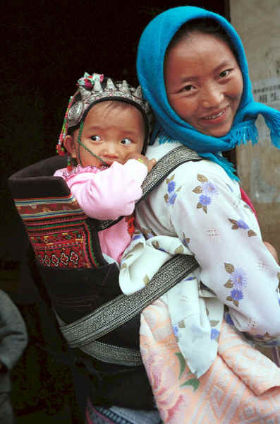 Side comb Miao mother and baby - De Wo market, De Wo township, Longlin county, Guangxi province 0010g23.jpg