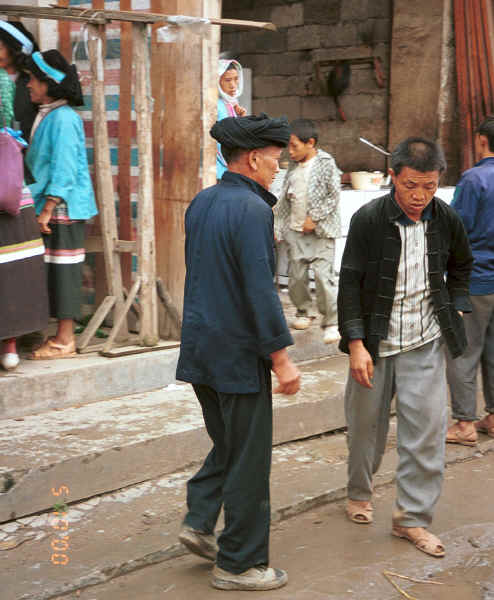 Probably Side Comb Miao man at De Wo market - De Wo township, Longlin county, Guangxi province 0010g24.jpg