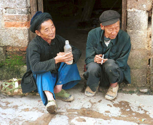 Passing the time - De Wo market, De Wo township, Longlin county, Guangxi province 0010g30.jpg