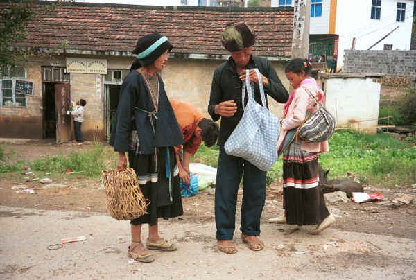 Side Comb Miao couple checking up on their purchases,  De Wo market,  De Wo township, Longlin county, Guangxi province 0010g32.jpg